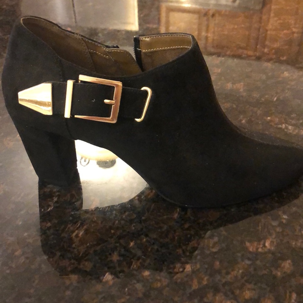 The perfect black bootie!